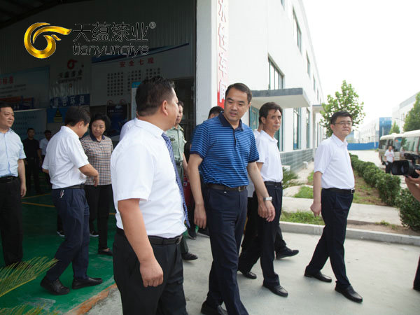 嘉祥縣縣委書記周生宏，視察天蘊漆業(yè)公司