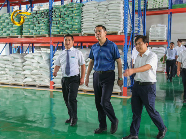 嘉祥縣縣委書記周生宏，視察天蘊漆業(yè)公司