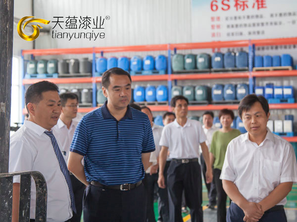 嘉祥縣縣委書記周生宏，視察天蘊漆業(yè)公司